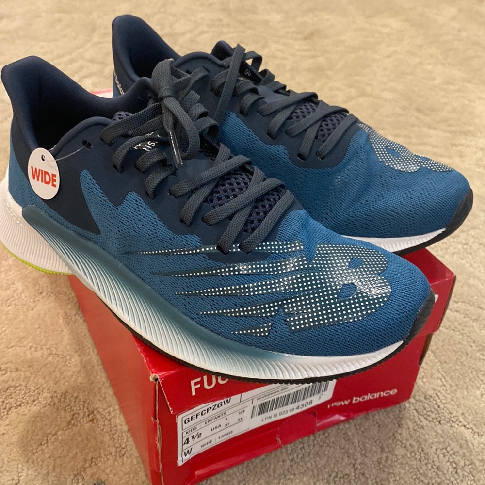 NWT New Balance Big Boys Size 4.5W